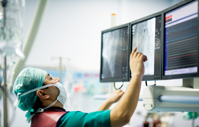 doctor viewing angiogram